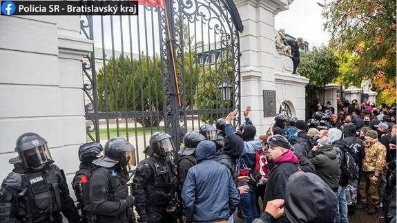 Koľkým osobám hrozí trest za účasť a výtržnosti na nepovolenom proteste pred Úradom vlády?