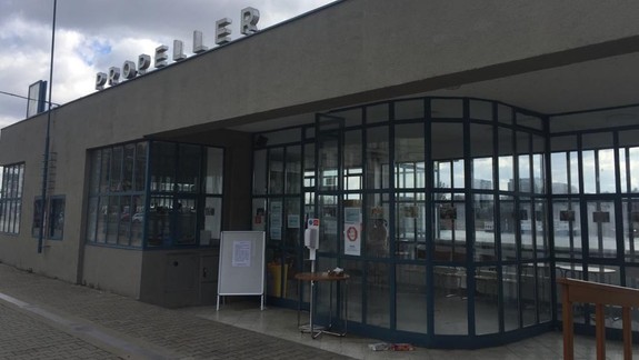 Kaviareň Propeller na brehu Dunaja bude mať dočasne v prenájme organizácia Dobrý dom