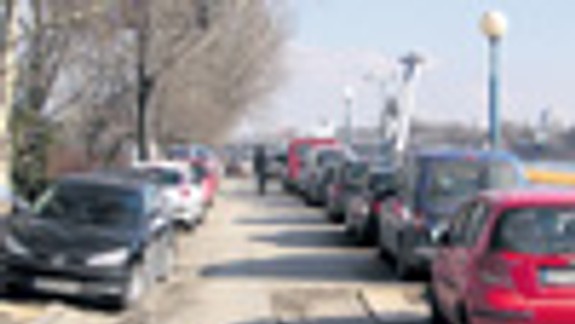 Autá na promenáde parkujú i jazdia