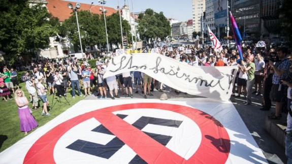 Mestom pochodovali stovky extrémistov aj ich odporcov