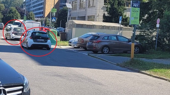 Do terénu okamžite vyrazili kontrolóri: Mesto spustilo parkovanie PAAS v ďalších zónach Petržalky