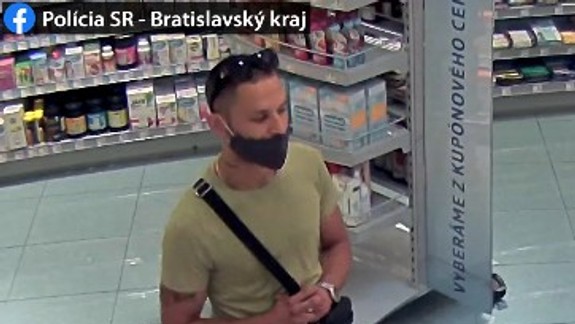 FOTO Polícia hľadá muža v súvislosti s krádežou detskej kozmetiky z drogérie na Lamačskej ceste