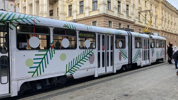 Od nedele budú v meste premávať dve vianočné električky, jedna je unikátnym výtvorom slovenských dizajnérov