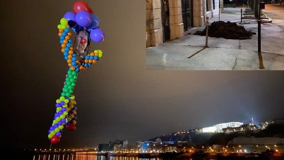 Hnoj pred úradom vlády, obrovská balónová socha "šaša" premiéra. Noc v Bratislave bola plná šialeností