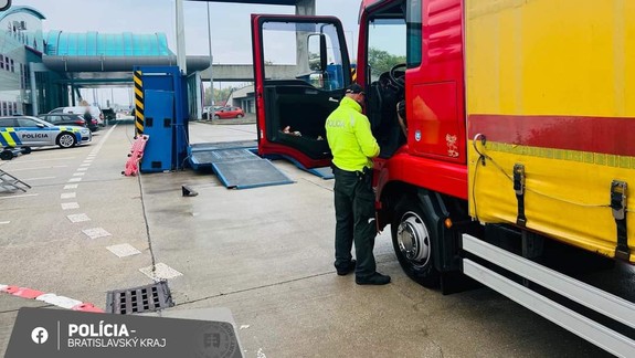 Policajti kontrolovali kamionistov, rozdali im niekoľko pokút, jeden bol na kokaíne