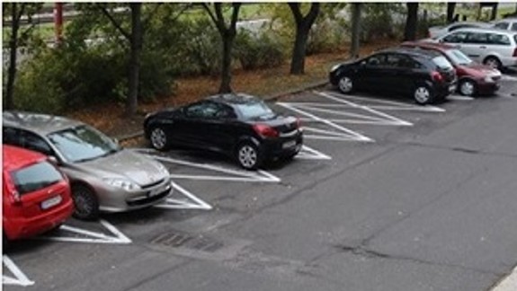 Poslanci Karlovej Vsi prerokujú petíciu proti rezidenčnému parkovaniu