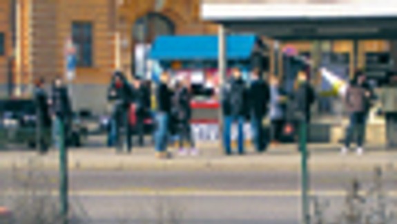 Zábrany nie sú, chodci behajú stále cez cestu