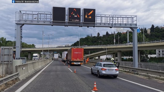 Pre nehodu za tunelom Sitina v smere do Petržalky je odkláňaná doprava