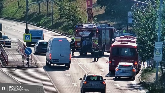 Nehoda pri Boroch: Auto narazilo do zastávky MHD