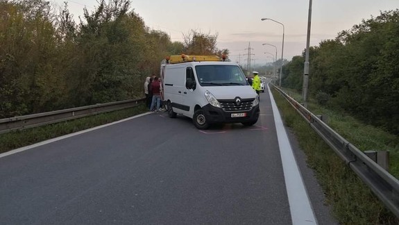 Policajná akcia: Muži zákona prenasledujú auto s migrantmi, uzavreli výjazd z D2 pri Bory Mall