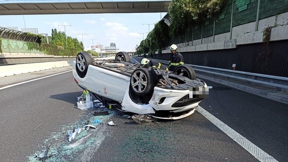 Na diaľničnom obchvate skončilo auto aj s vodičkou prevrátené na streche!