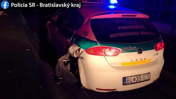 FOTO: Opitý 25-ročný šofér narazil na Einsteinovej priamo do policajného auta!