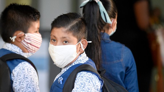 Návrat rúšok: Deti budú musieť mať od štvrtka v školách prekryté horné dýchacie cesty