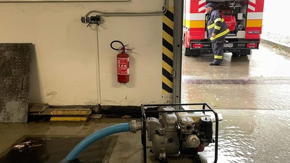 Hasiči kvôli silnému vetru zasahovali 124-krát: Odčerpávali vodu a odstraňovali padnuté stromy