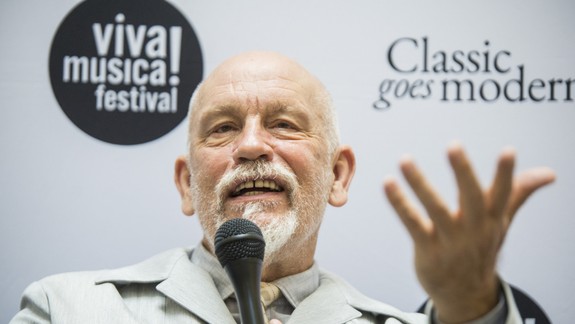 Do Bratislavy prichádza legendárny J. Malkovich s projektom Rozprava o slepcoch