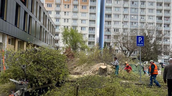 Stavba na Astrovej ulici trápi Ružinovčanov, rieši sa aj škandál s nelegálnym výrubom stromov