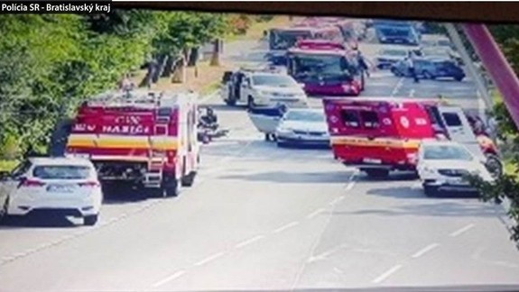 Na križovatke ulíc Trnavská a Bajkalská došlo k hromadnej nehode - jedno auto sa prevrátilo na strechu!