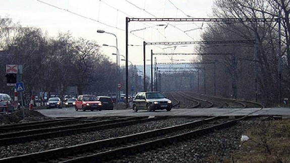 Mladého cyklistu zrazil včera na Ivanskej ceste vlak