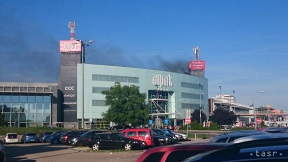 V Auparku zasahovali hasiči, nákupné centrum evakuovali 