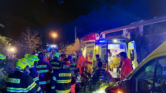 "Dievčina oproti mne mala otvorenú zlomeninu nohy," prehovoril pre Bratislavské noviny cestujúci zo zrážky vlakov