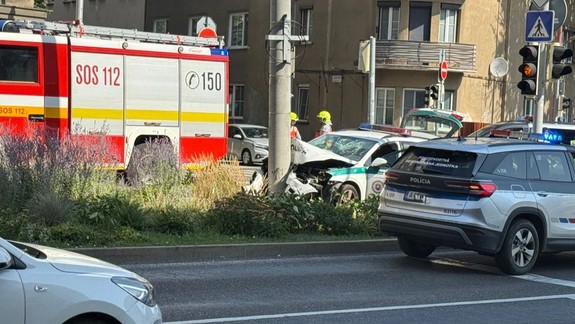 Na Dostojevského rade havarovali policajti, pri nehode utrpeli zranenia