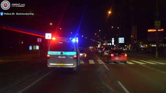 Nevideli ste túto nehodu? Na Prievozskej vošiel cyklista na priechode pre chodcov pred auto
