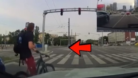 Neskutočné: Cyklista s pivkom v ruke prechádzal cez jednu z najväčších bratislavských križovatiek na červenú