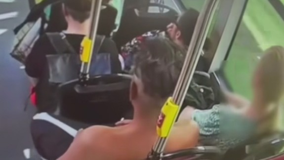 VIDEO Vulgárne nadávky a vyhrážky v autobuse MHD: Polícia pátra po totožnosti neznámeho muža