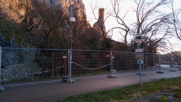 Cestička pod hradným bralom v Devíne je čiastočne prístupná