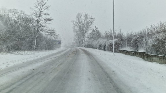 FOTO Ranné sneženie: Devínska cesta v katastrofálnom stave, Koliba príkladne odhrnutá