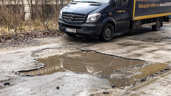 Kedy sa konečne opravia výtlky na Obilnej ulici v Ružinove?