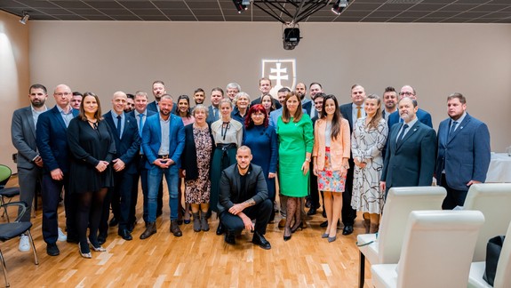 Pozreli sme sa na nových petržalských poslancov: Zverejnené mobilné kontakty majú zatiaľ len siedmi