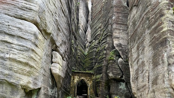 BEDEKER CESTOVATEĽA: Skalné veže ako zo scifi filmu, vyrazia vám dych! Čerešnička na torte - úžasný wellness