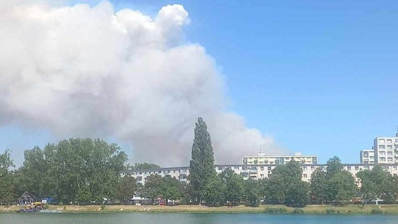 Hasičom sa podarilo zlikvidovať požiar poľa pri bratislavskom letisku