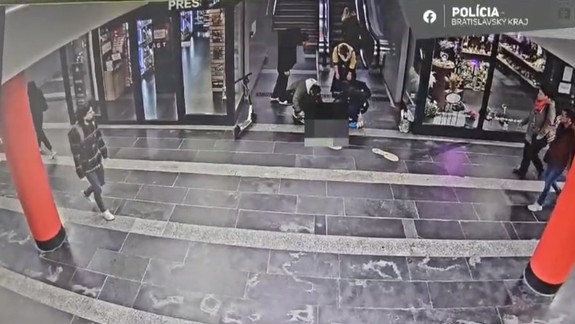 VIDEO Hyenizmus v podchode na Trnavskom mýte: Okoloidúci muža s epileptickým záchvatom namiesto pomoci okradol