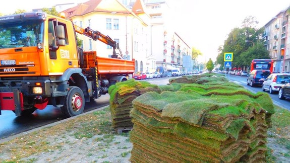 Trávnikový koberec z Rozlúčky s letom už osádzajú na iných uliciach