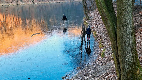 Hasiči radia, kedy je bezpečné pohybovať sa po zamrznutých jazerách či rybníkoch
