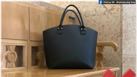 Žena nechala kabelku bez dozoru vo vstupnej hale spoločenského domu v Ružinove a prišla o ňu