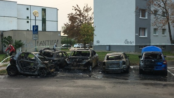 V Podunajských Biskupiciach nadránom horelo 5 áut!