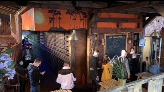 FOTO: Bratislavské krčmy už otvorili svoje brány a okienka - popíjať v nich alkohol však nemôžete...