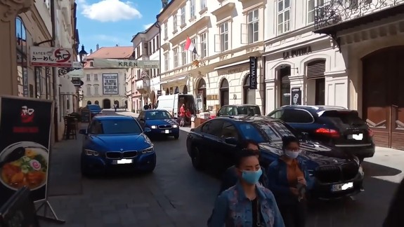VIDEO: Pešiu zónu zaplnili autá. Zistili sme, čo je za tým