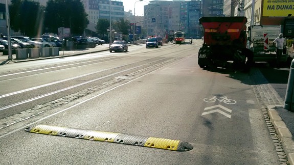 ANKETA: Súhlasíte s týmto riešením? Pre cyklistov skrátili retardér pred zastávkou električky