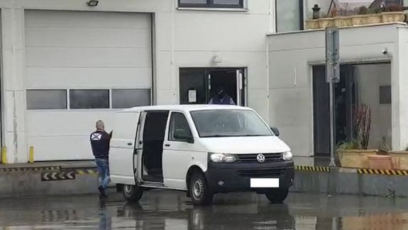 Policajná razia: V Devínskej Novej Vsi zasahujú v jednej z firiem muži zákona