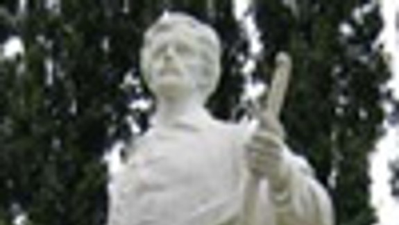 Neznámy páchateľ odlomil ruku na Petöfiho soche