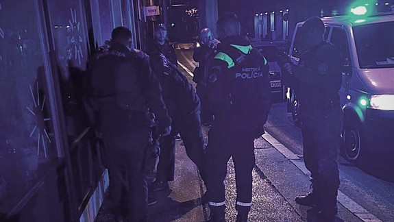 Muž behal po Starom Meste s nožom v ruke. Po výzve polície sa dal na útek