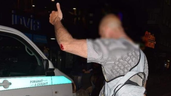 Namol opitý cyklista narazil na Dunajskej do zaparkovaného Jaguara