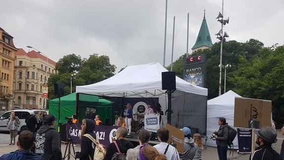 Podľa právnikov by mala vláda zrušiť zákaz zhromažďovania