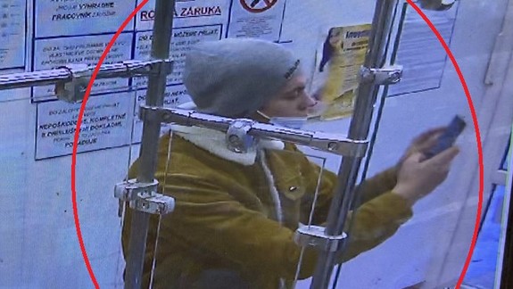 Nepoznáte tohto muža? Podľa polície by mohol pomôcť objasniť krádež mobilu v záložni