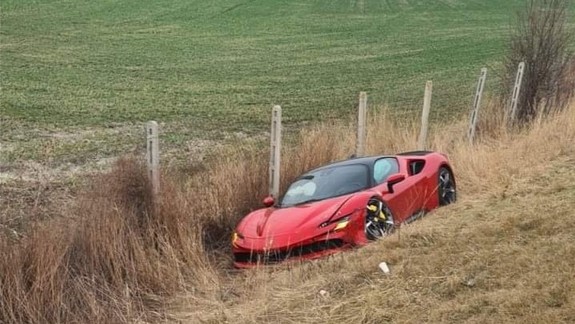 Kto dopadol horšie? Pri Bratislave sa zrazila Dacia s Ferrari