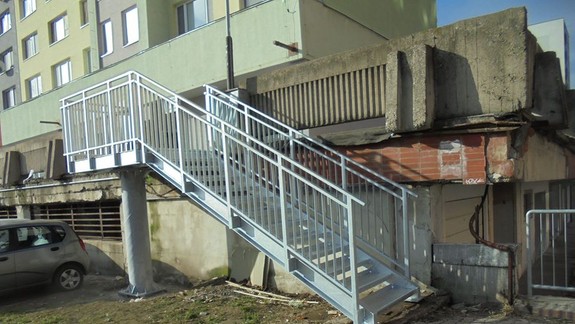 FOTO: Niektoré schodiská pri petržalských terasách sú v otrasnom stave - aj to na Holíčskej bolo...